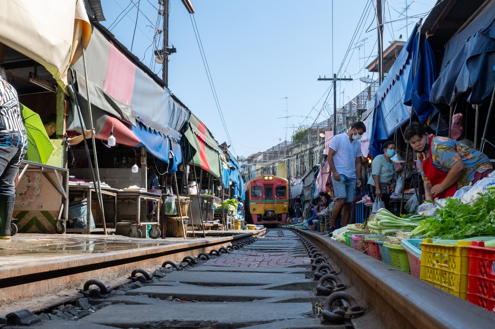 Damnueun Saduak Floating & MaeKlong Train Market